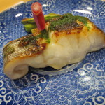 新ばし 星野 - スズキの上にはたで酢が塗られています。