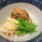 新ばし 星野 - 飛龍頭と湯葉ときぬさやのシンプルなものです。