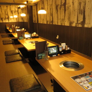 ゆったりとくつろげる個室と、団体様に最適な空間づくり