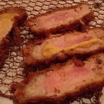 とんかつ マンジェ - 肉の断面にヨウガラシを塗って食べると、味がしまって、美味しい～♪(^o^)丿