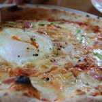 ラ・パッキア - ピザカッタ―ーで黄身をブチュ～♪