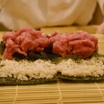 鮨 やすみつ - 海ぶどうと中落ちの太巻き