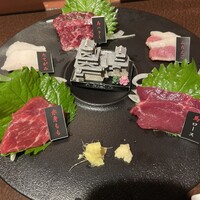 馬刺しと焼き鳥 グルマン三年坂 - 