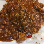 さぼてん食堂 - かなりの粗挽きのお肉が所々に入ってます。辛さはそんなに辛くなかったので食べやすく美味