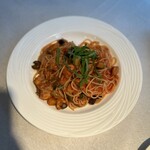 レストラン・アダージョ - 若鶏とアンチョビ茄子大葉のトマトソーススパゲッティ