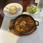 Chef's Table Piatto - 辛口トマトソースの鉄板カルボナーラ(パン サラダ付)  1400円