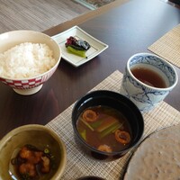 鉄板焼 銀明翠 - 白ご飯、香物、赤だし