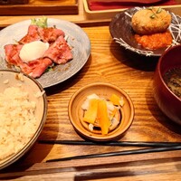 ダイナミックキッチン＆バー 響 中之島フェスティバルプラザ店 - 国産牛ローストビーフと枝豆コロッケ膳(1,500円)