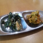 天竺食堂 - 左は空芯菜と胡麻の和え物、右はオクラのスパイス香るインド風お新香