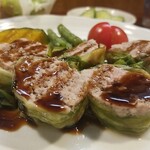 キッチン ブルー グローブ - ピーマン肉詰めみたいな、レタスが巻かれています