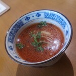 天竺食堂 - 前菜のトマトスープ、ガーリックとパクチーが印象的（パクチーはお好みで）