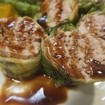 キッチン ブルー グローブ - ソースたっぷり、レタスは直ぐに解れる