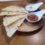 天竺食堂 - チャパティチャパティチャパティチャパティチャパティではなく、パパドと２種のチャツネ（ヨーグルト、トマト）