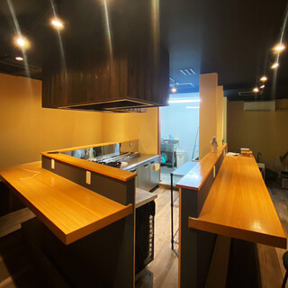 Homely and comfortable ◎ Enjoy your time at the U-shaped counter