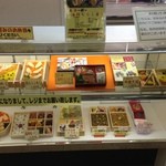 Iwate No Obentou - お弁当が通路沿いに沢山♪（これはショーケースで必ず全部あるわけではないそうです）