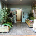 Jiyugaoka BAKE SHOP - １Fエレベーター入口