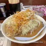 Kenchan Ramen - 着丼したら、ネギがいつもよりこんもりしてまʕ ◦`꒳´◦ʔ大将ありがとうございます。今日も腹ばんです。ちなみに、BGMはラジオ。本日は、演歌歌手をゲストに、迎えど演歌でした。