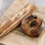 カミヤ ベーカリー - ライ麦フィグ＆ミニバゲット（クリームサンド）