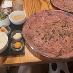 ビストロ炭焼肉酒場 チキンレッグ - ローストビーフ定食200㌘ ライス大盛り
