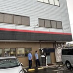 まる信 食堂 - 豪雨の中、開店前でもお待ちになられてます