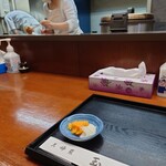 玉屋 - 左手で菜箸を操る女将さん。