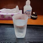 玉屋 - 大きめのグラスで提供される冷たいお水は、夏にはありがたいサービス。