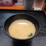 玉屋 - 熱々で提供されるお味噌汁が嬉しい。