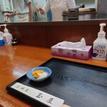 玉屋 - 右手でタレの管理をする女将さん。