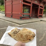 根津のたいやき - 根津神社で　ぱくり