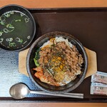 肉丸商店 - 料理写真:石焼ビビンバ 680円 , わかめスープ 80円