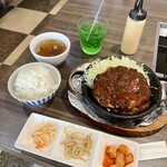 ちかき - ご飯おかわり1杯無料、ドリンク付き。