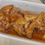 マルフク - 豚足煮込み¥270
            南京町などの中華街にある甘めの豚足とは違って､卵とか他の具材と同じ鍋なので､おでんベースの味付けと認識してください｡よく煮込まれていてトロトロして美味しい｡