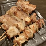 焼き鳥 福一 - 左が豚串、右が福一やきとり
