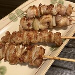 焼き鳥 福一 - 上が、とり串、下がひな皮