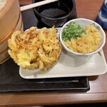 丸亀製麺 - 薬味もつけて野菜天デカ〜