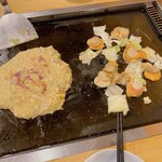 Okonomiyaki Momoka - 鉄板上１
