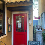 ジェラテリア テオブロマ - お店の外観！右の銅像的なのが灰皿です。