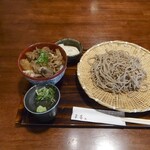 そばの平甚 - このお店の売りは『郡上産自然薯』となる。
            それが食べられる
            
            ●飛騨牛自然薯ランチ　1,980円
            
            ●牛丼のご飯大盛り　110円
            
            合計2,090円を注文してみた