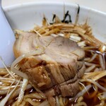 元祖 ラーメンショップ 龍仙 - 2023年6月　ネギチャーシューメン　980円　特に分厚いのが1枚