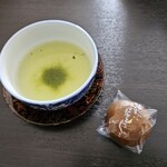 第一滝本館 - 蝦夷ウコギ茶と滝本金箔まんじゅう