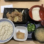 Yoshinoya - 牛皿麦とろ御膳 712円（込）＋唐揚げ 140円（込）