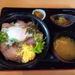 からく亭 - 料理写真:ローストビーフ丼(小鉢、味噌汁、漬物付)