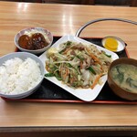 越前 - 野菜炒め定食830円選べるおかずは煮込みハンバーグ選択