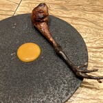 レヴォ - レストラン名を冠したL’évo鶏が乗せられたこの皿は、富山県出身の陶芸家である釋永岳さんに依頼して、この建物を掘った時の土を使った作品。これ以外にも、食器へのこだわりには目を見張るものがある。