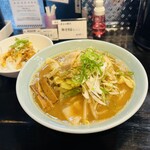 Rokkumbirisu pa wan - 限定 豚骨野菜ラーメン＆味玉丼