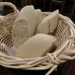 魚バルEBISU - 食べ放題バケット！焼きたてでもっちもちですよ♪※ｱﾋｰｼﾞｮと絡めて食べるとうまー！！