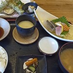 Rakukou - 天ぷら刺身膳。両方付いて1000円はお得だと思ったが、食べるとガッカリ