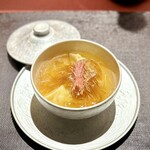 Ji-Cube - ■蒸しスープ餃子
            清湯が奥深くて、本当に美味しい！見た目の透明感に反して、なんとも複雑な味わい♪
            もちろん、餃子もこれまた贅沢に具だくさん。