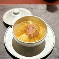 Ji-Cube - ■蒸しスープ餃子
                      清湯が奥深くて、本当に美味しい！見た目の透明感に反して、なんとも複雑な味わい♪
                      もちろん、餃子もこれまた贅沢に具だくさん。