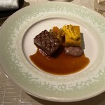 ベージュ アラン・デュカス 東京 - 神戸牛のグリル 香ばしく焼いたボレンタ エシャロットコンフィ